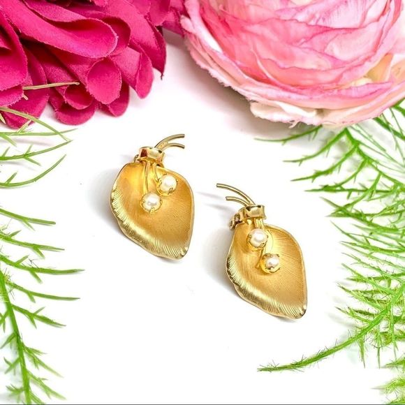 VINTAGE⚜️12K GOLD FILLED & Cultured Pearl Petal Clip Earrings - Picture 3 of 11